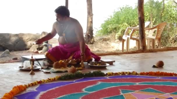 Puja. Rito religioso hindú. India . — Vídeos de Stock