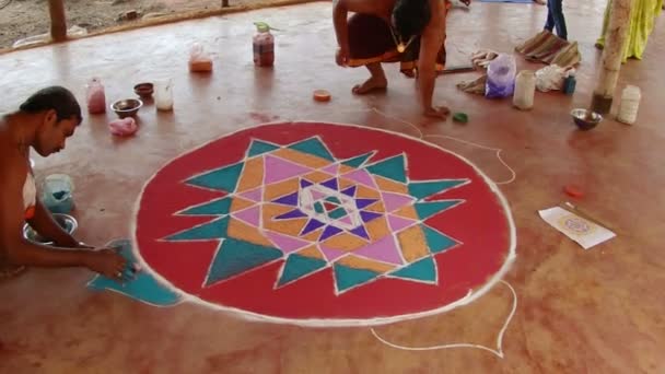 모래 만다라와 승려 페인트. — 비디오