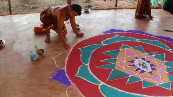 Monjes pintan con mandala de arena . — Vídeo de stock