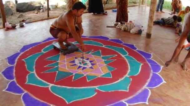 Monges pintam com mandala de areia . — Vídeo de Stock