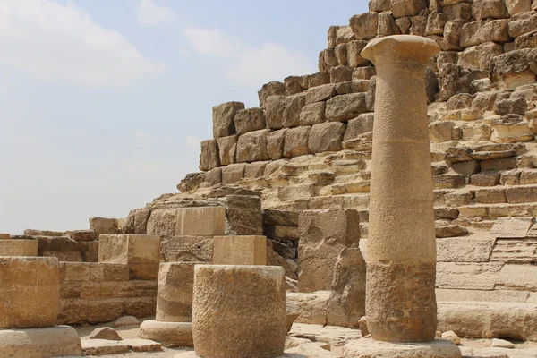 Ruïnes bij de piramides van Gizeh. Egypte — Stockfoto