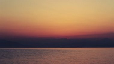 Akdeniz üzerinde gün doğumu. Yunanistan.