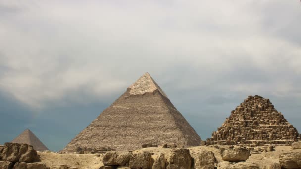 Pyramidy a mraky. Káhira. Egypt. — Stock video