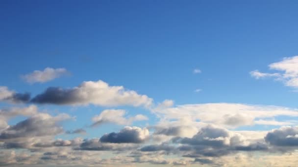 Parlak mavi gökyüzü üzerinde alçaktan uçan bulutlar — Stok video