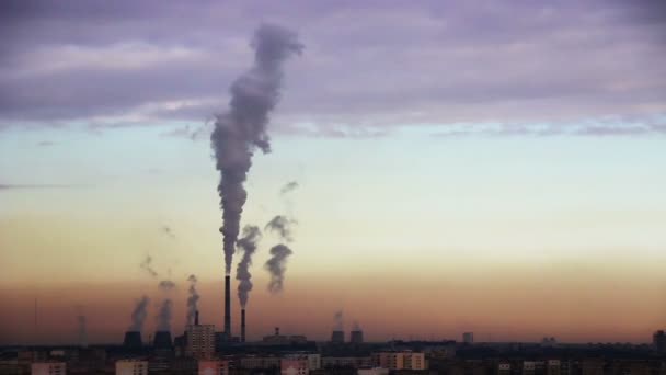 Camini fumo della centrale elettrica sulla città di notte — Video Stock