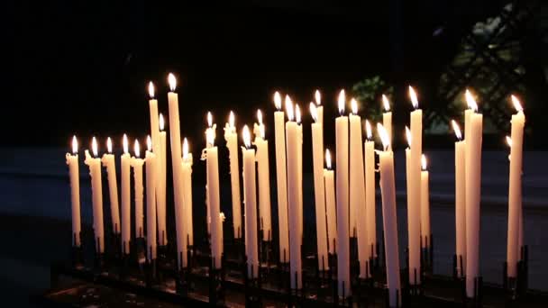 Brinnande ljus i en kyrka. N6 — Stockvideo