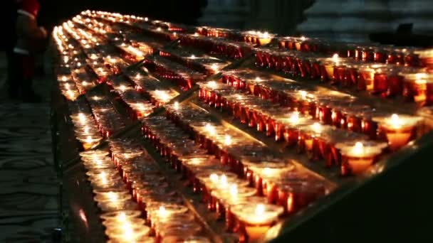 Accendere candele in una chiesa. N7 — Video Stock