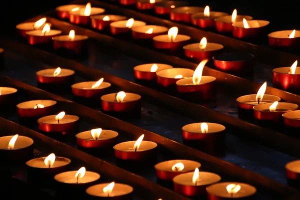 Kaarsen in een kerk — Stockfoto