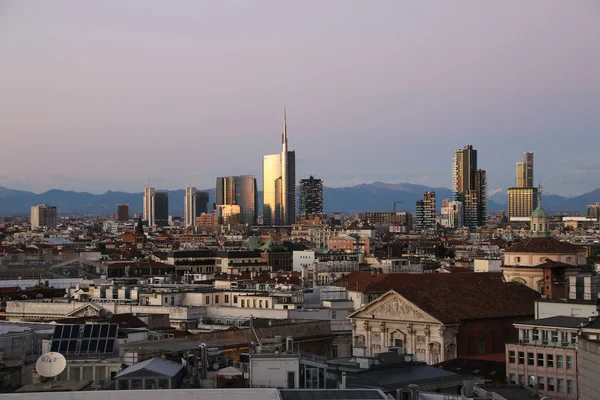 Utsikt över Milanos affärsdistrikt från Duomo di Milano. — Stockfoto