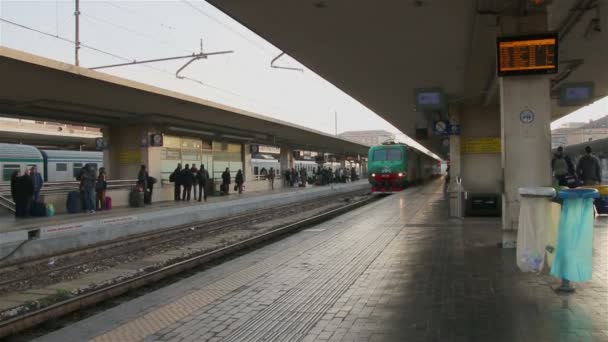 Болонья - январь 2015 Прибытие регионального поезда на вокзал в Болонье, Италия . — стоковое видео