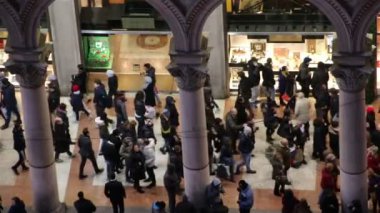 Milan, İtalya - 4 Ocak 2015 Galleria Vittorio Emanuele II Duomo di Milano üzerinden insanlar alışveriş.