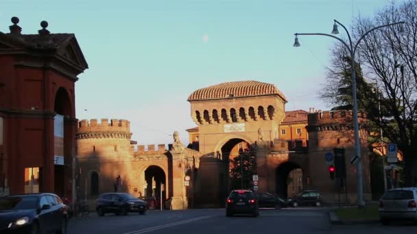Bologna, Italien - Square 1 januari 2015 Porta Saragossa. — Stockvideo