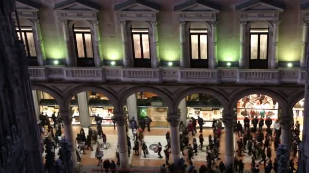 Milano, 4 gennaio 2015 Vedute della gente della Galleria Vittorio Emanuele II dal Duomo di Milano . — Video Stock