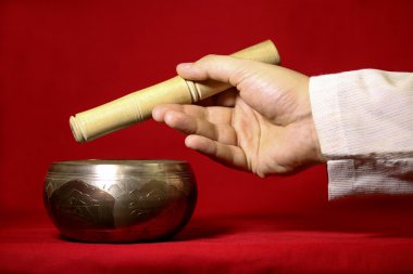 Tibet şarkı kase kırmızı zemin üzerine