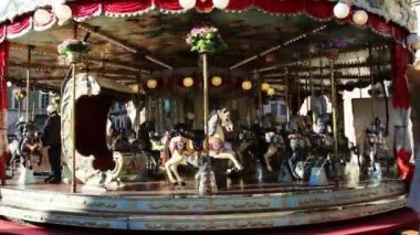 Parkta yaşlı çocuklar Carousel