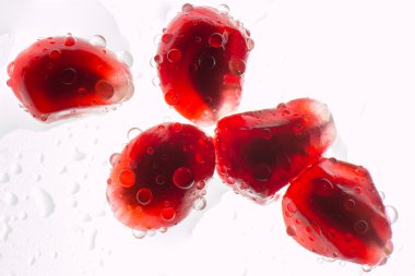 Makro olgun nar meyve Su damlacıkları ile. 