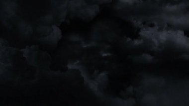 Şimşek ve yağmur fırtına bulutları içinde.