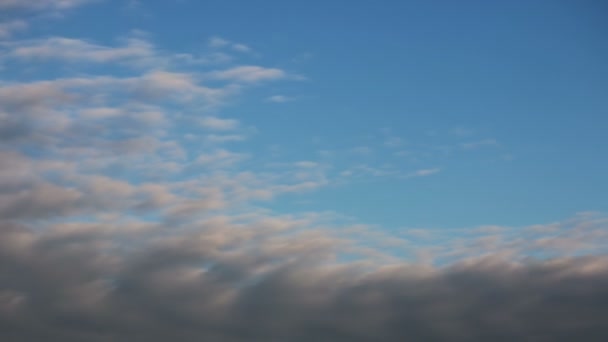 Cielo azul con nubes de tormenta — Vídeo de stock