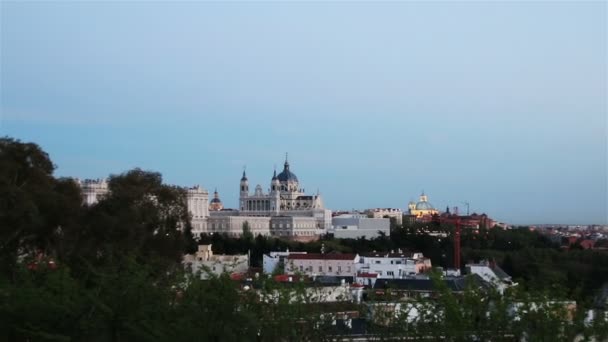 Almudena Katedrali, Madrid, İspanya. Yakınlaştırma — Stok video