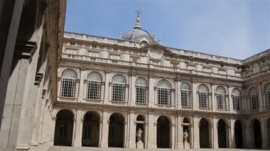 Madrid. İspanya. Sigarasız, iç avlu Kraliyet Sarayı