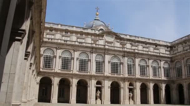 Madrid. España. Patio interior del Palacio Real — Vídeo de stock