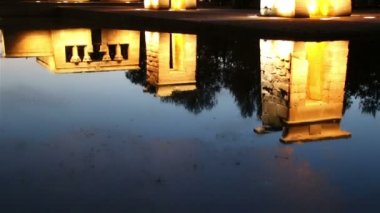 Madrid, İspanya. Debod Tapınağı. Aşağıdan yukarıya görünüm