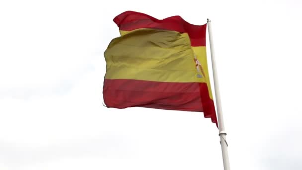 Spaniens Flagge weht auf weißem Hintergrund. — Stockvideo