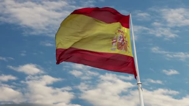 Drapeau d'Espagne agitant dans le ciel bleu nuageux . — Video