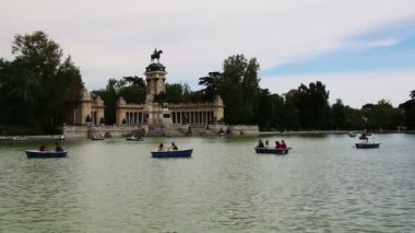Madrid, İspanya - 23 Nisan 2015: Parque del Buen Retiro adlı tekne sürme insanlar