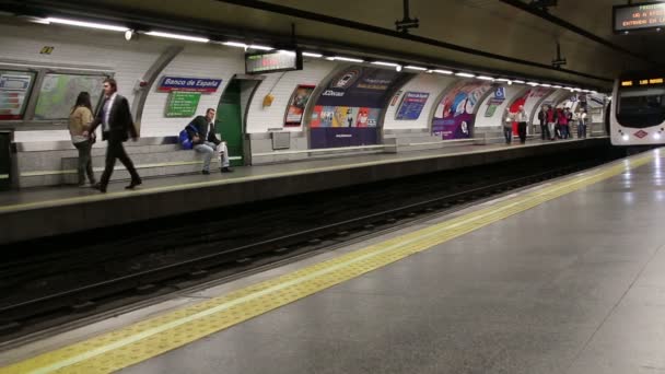 Madrid. İspanya. 23.04.2015: metro. — Stok video