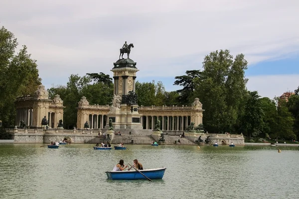 Madrid, İspanya - 23 Nisan 2015: Parque del Buen Retiro, küçük tekne sürme insanlar.
