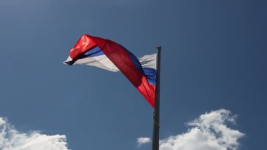 Rus bayrağı, rüzgarda dalgalanıyor.
