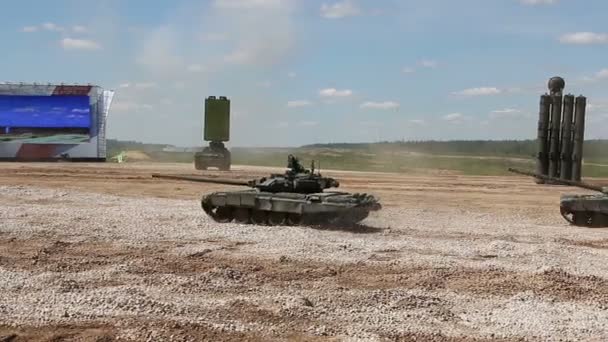 Der russische Panzer t-80u auf dem Weg zum Polygon — Stockvideo