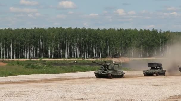 Kubinka, Moskva-regionen, Rusland 18 juni 2015: International militær teknisk forum Army-2015. Russiske pansrede køretøjer går til polygonen . – Stock-video