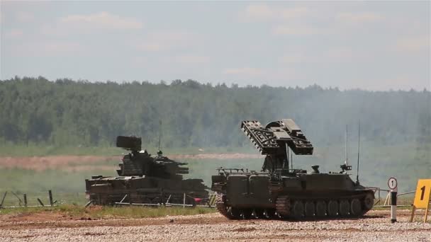 Kubinka, Moskevská oblast, Rusko-18. června 2015: mezinárodní vojenská odborná fóra armáda-2015. Obrněné vozy v mnohoúhelníku. SA-13 Gopher. SA-19 Grison. — Stock video