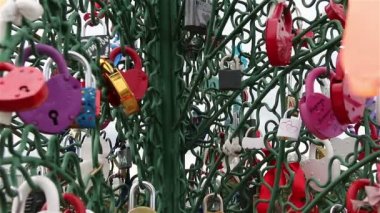 Kalp şeklinde kırmızı asma kilitler kapalı.