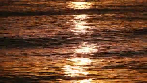 Φωτεινό ηλιακή πορεία στην επιφάνεια του νερού πορτοκαλί. — Αρχείο Βίντεο