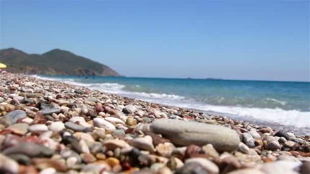 Cirali kavicsos strandtól. Földközi-tenger. Kemer. Antalya. Törökország. — Stock videók