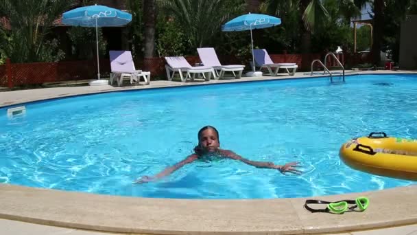 Menina feliz na piscina. — Vídeo de Stock