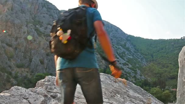 Jovem escalando a montanha e desfrutando - conceito de liberdade . — Vídeo de Stock