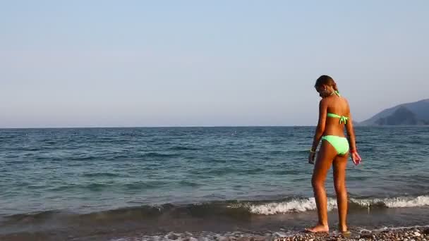 悲しい ysad 若い女の子は歩く、beachoung に沿って女の子を歩くビーチ — ストック動画