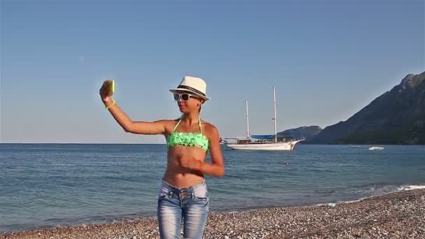 Menina fazendo uma selfie na praia do Mar Mediterrâneo — Vídeo de Stock