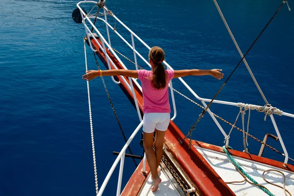 Молода дівчина на човні з руками в уявному польоті — стокове фото