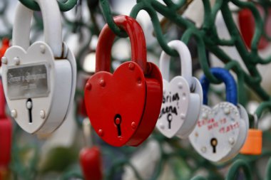 Kalp şeklinde kapalı asma kilitler