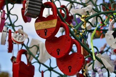 Kalp şeklinde kapalı asma kilitler