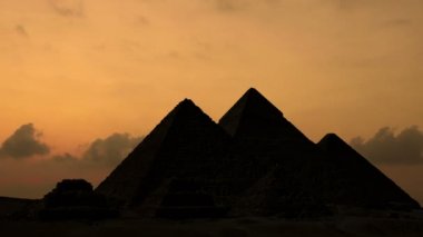 Timelapse. Giza Mısır piramitleri üzerinde gündoğumu.