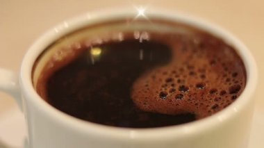 Beyaz döndürme ve yanıp sönen kahve fincan