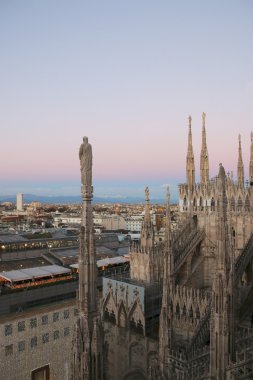 Duomo Milan görünümünü akşam. v.4.