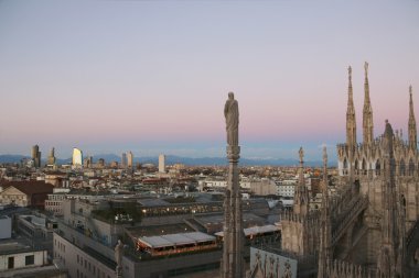 Duomo Milan görünümünü akşam. v.5.