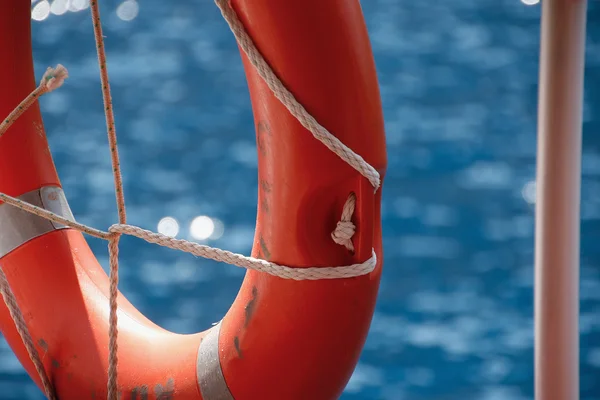 Reddingsboei Reling Van Het Schip Achtergrond Van Middellandse Zee — Stockfoto